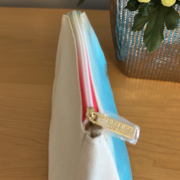 Shiseido make up bag 🐬 - Picture 3 of 5
